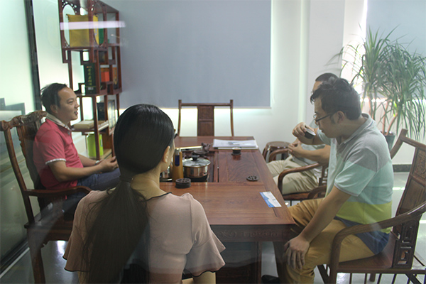 田經(jīng)理在會(huì)議室接待江西客戶(hù)