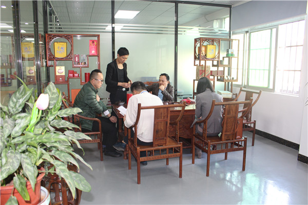 帶客戶(hù)來(lái)到會(huì)議室休息